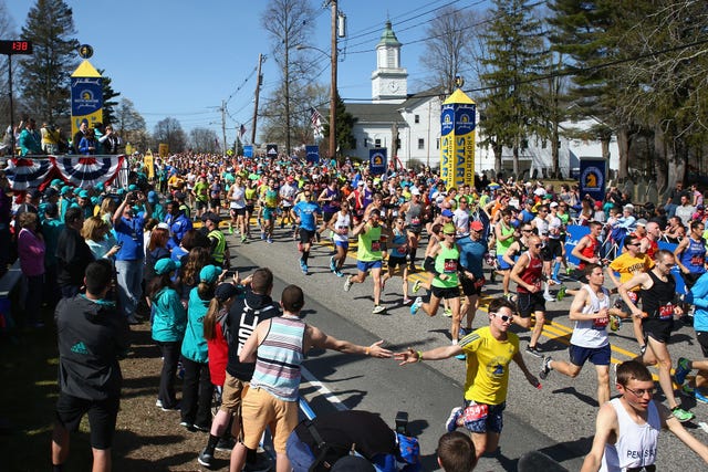 vista panorámica de cientos de corredores durante el histórico maratón de boston
