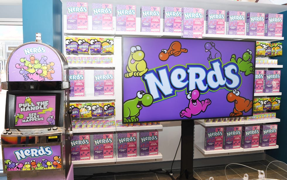 exclusive grand opening celebration of it'sugar at the grand bazaar shops in las vegas with nerds candy and melissa joan hart