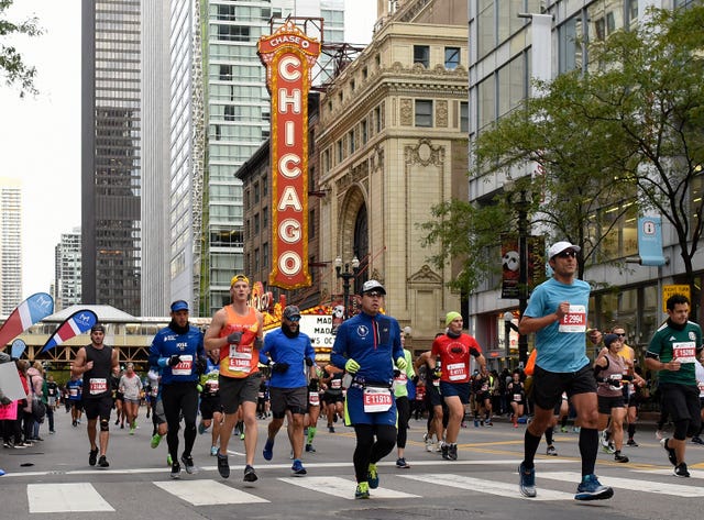 imagen de varios corredores del bank of america chicago marathon corriendo por las calles de chicago en 2019