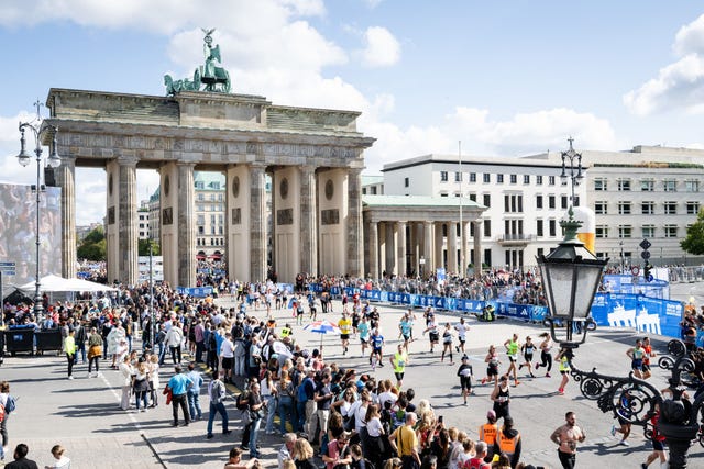 brandenburger tor in berlijn tijdens marathon