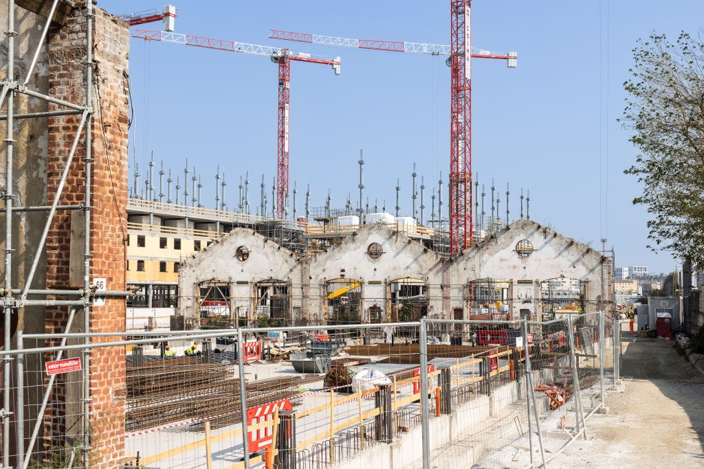 Milano, gli umarell, i cantieri