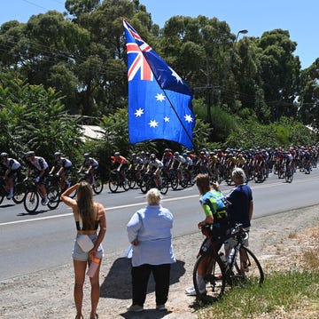 fans langs de weg juichen de renners toe in tour down under 2023