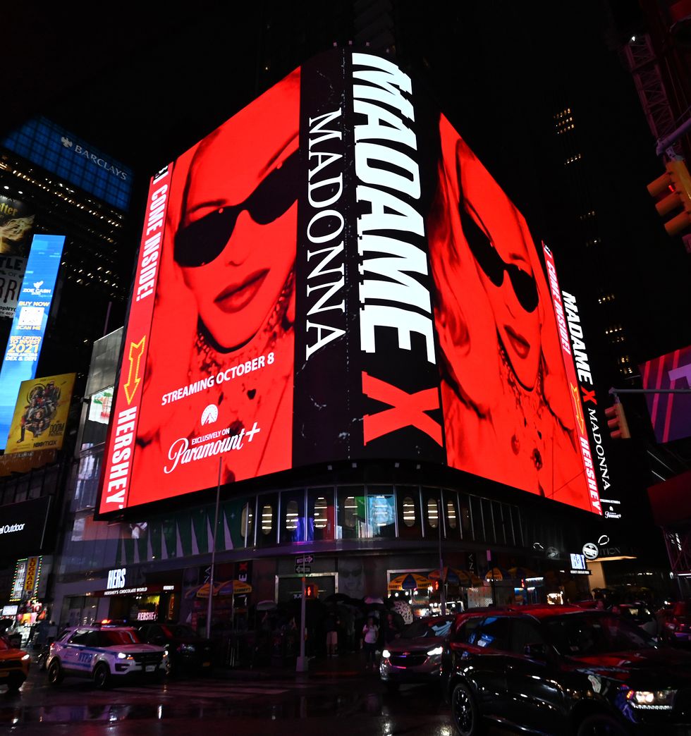 流行女皇瑪丹娜為宣傳電影《x夫人巡演全紀錄》推出一系列週邊！搖滾風配件、潮流帽t等多款紀念品粉絲必收