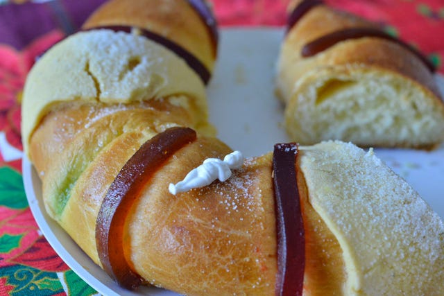 mardi gras cake vs rosca de reyes