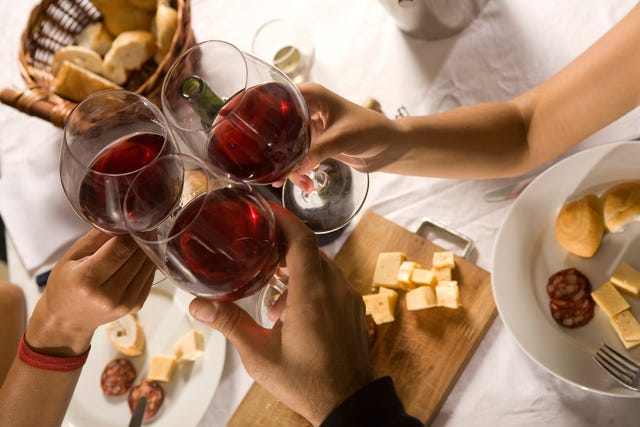 Brindis con vino tinto