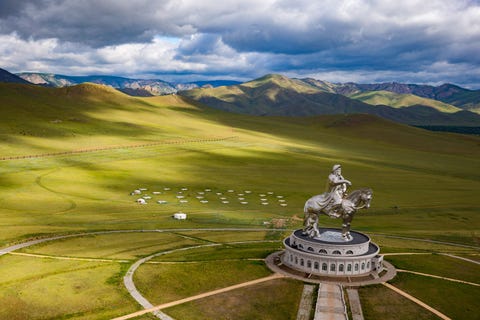 Met zijn adembenemende steppes en oeroude traditie van ongepolijste gastvrijheid is Mongoli voor de gedurfde avonturenreiziger een van de beste bestemmingen ter wereld Reis in een exprestrein dwars door het land over de legendarische transSiberische spoorlijn of neem de verbluffende uitzichten in je op door hetzelfde te doen wat de plaatselijke bevolking doet paardrijden Overal worden rondleidingen te paard aangeboden en ze zijn relatief betaalbaar Je kunt in juni ook het seizoen van de Naadamfeesten meemaken wanneer je getuige kunt zijn van duizelingwekkende staaltjes van de drie mannelijke sporten boogschieten paardrijden en worstelen
