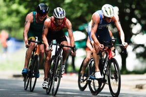 genis grau compite en un triatlón