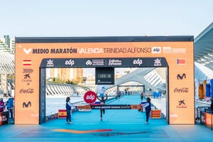 genzebe dibaba entra en la meta del medio maratón de valencia