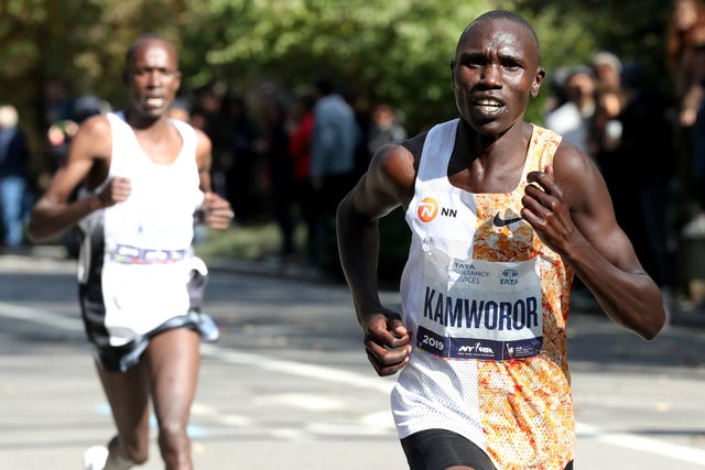 el atleta keniano geoffrey kamworor durante su victoria en el maratón de nueva york 2019