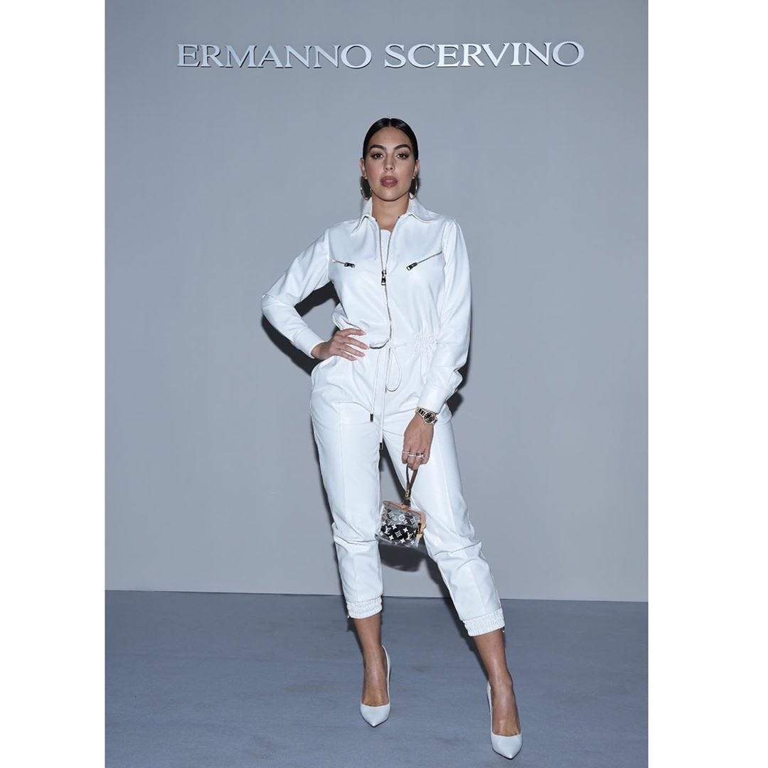 Georgina Rodriguez va in bianco alle sfilate: il look da migliaia di euro  alla Milano Fashion Week