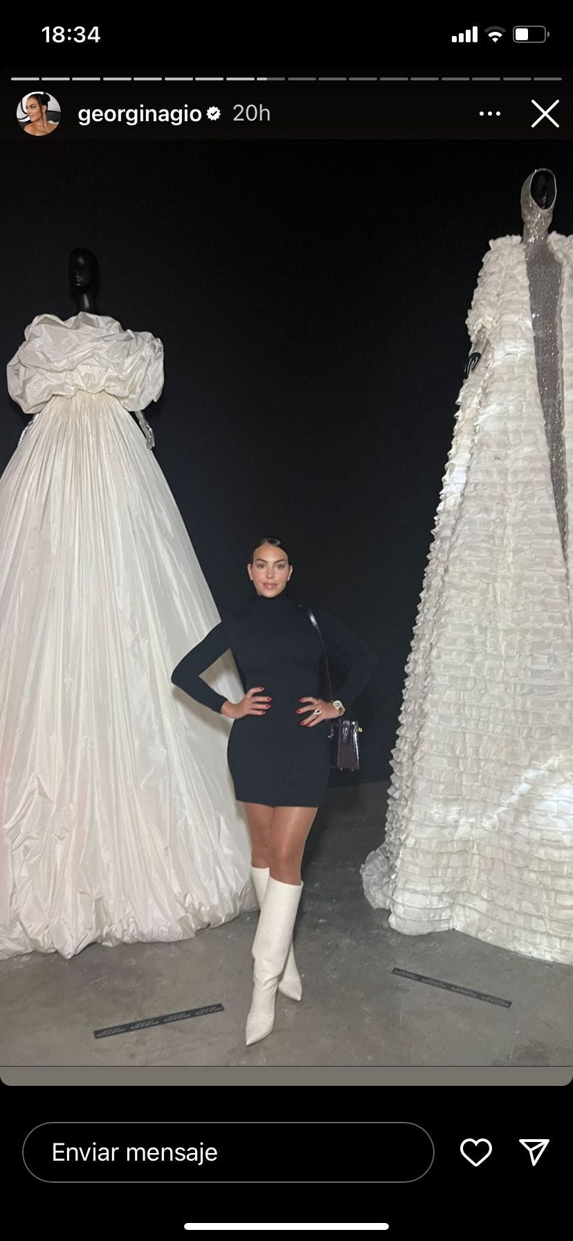 Georgina Rodríguez luce un vestido midi ajustado y zapatos de tacón blancos