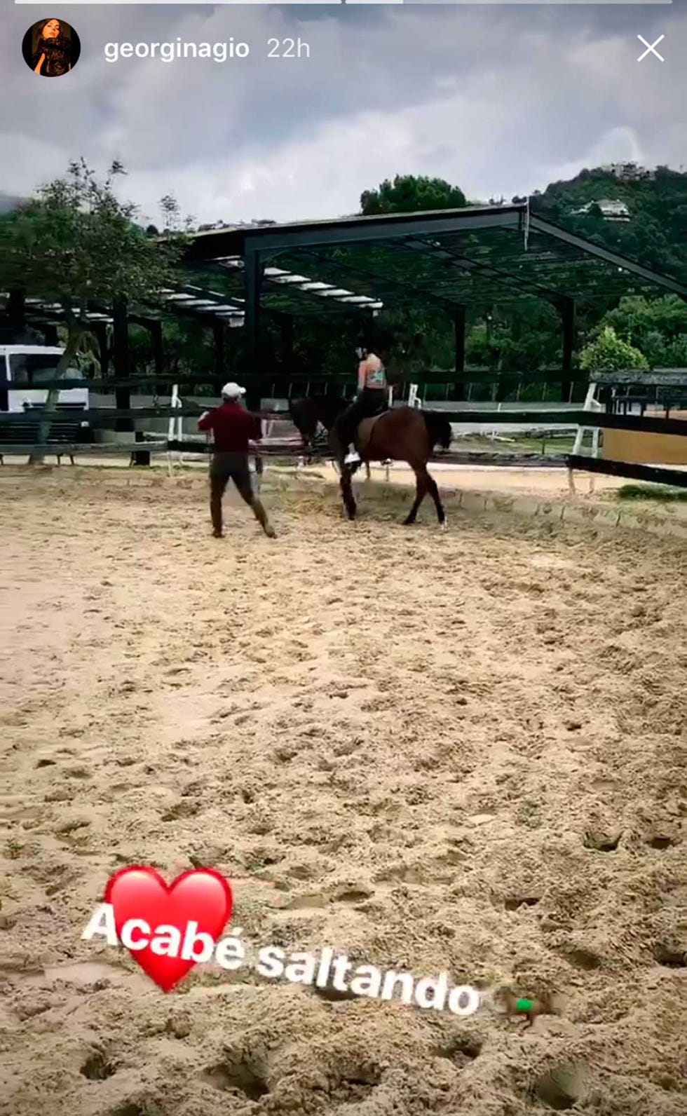 Georgina monta a caballo