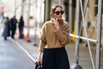 mujer hablando por teléfono