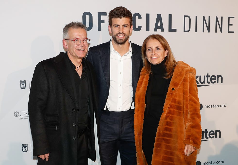 gerard piqué posa junto a sus padres, joan piqué y montserrat bernabéu