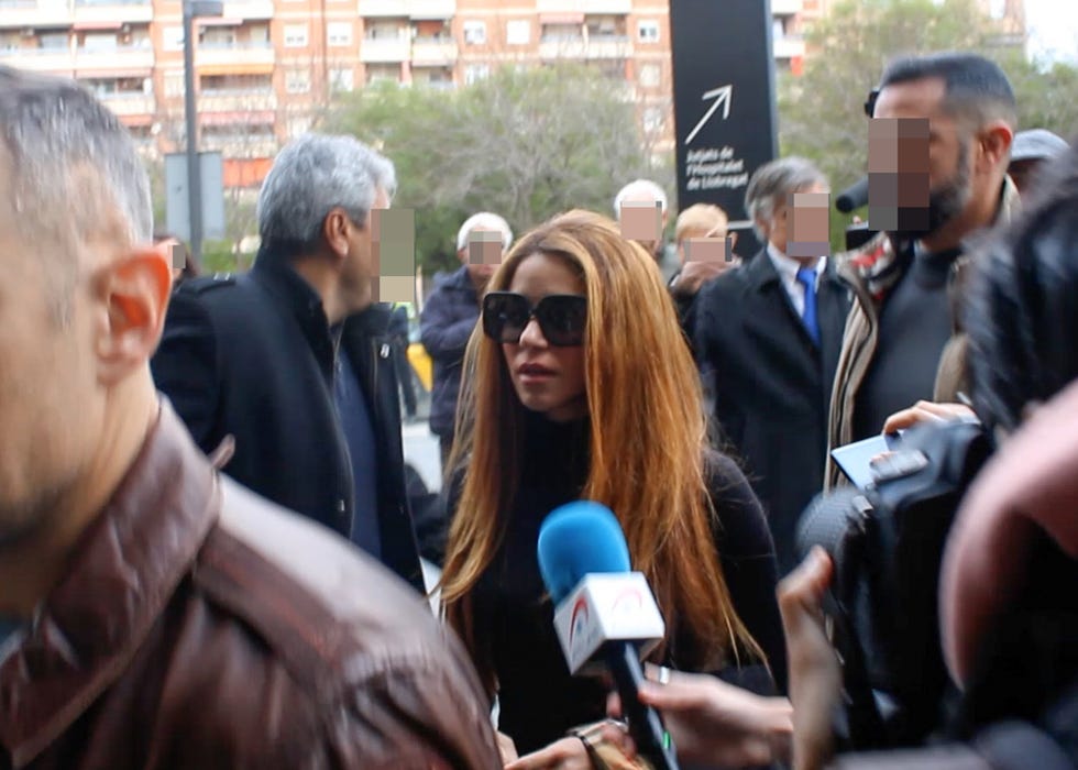gerard piquÉ y shakira salen de los juzgados de barcelona tras reunirse con el juez sobre su acuerdo de custodia por sus hijos