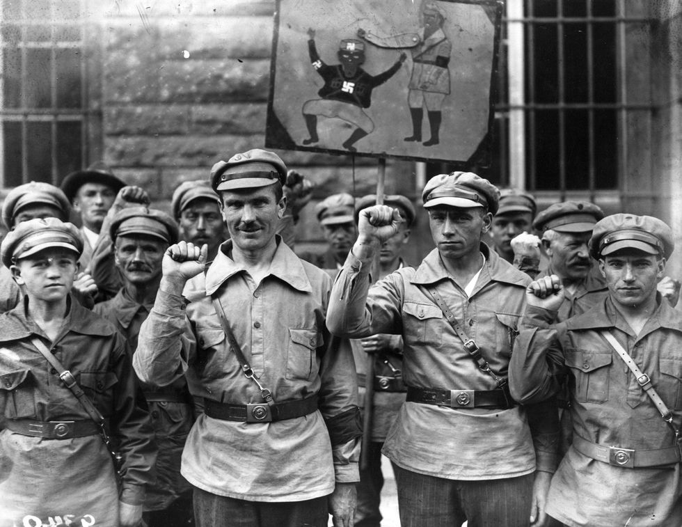 Leden van de antinazistische Roter Frontkmpferbund RFB brengen in 1928 de groet met de geheven vuist De paramilitaire tak van de Duitse KPD vroeg patent aan op het gebaar maar desondanks werd het ook door andere antifascistische groepen gebruikt