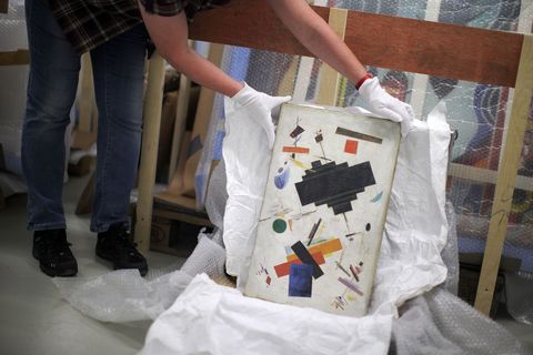 In juni 2013 rolde de Duitse politie een internationaal netwerk op dat miljoenen winst had gemaakt met nepwerken die werden toegeschreven aan Russische avantgardekunstenaars als Vasily Kandinsky