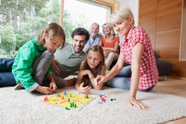 familia junta jugando a juegos de mesa