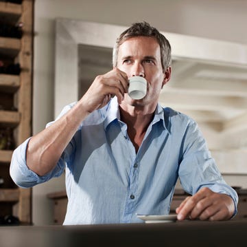 Hombre tomando café hombre tomando café