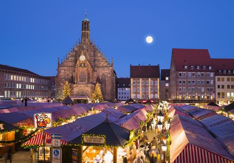 Germany, Nuremberg, view to Church of Our Lady and Christkindlmarkt