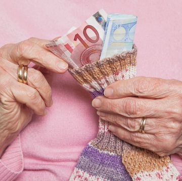 Oude vrouw haalt geld uit een sok