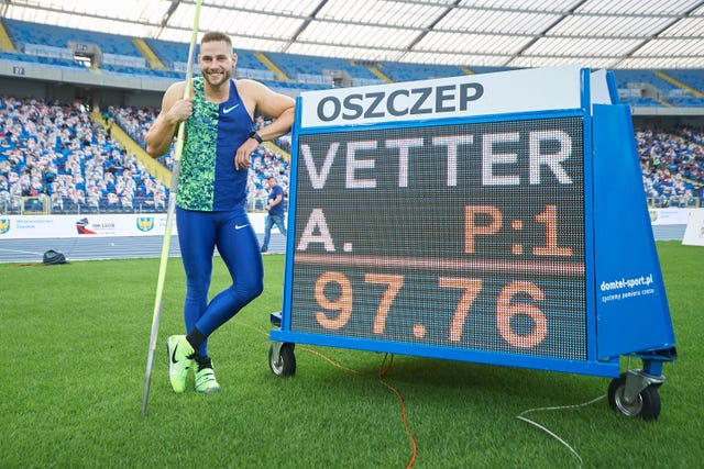 johannes vetter posa con su marca de 97,76 metros,  el segundo mejor lanzamiento de jabalina de la historia