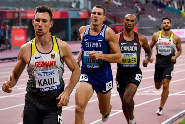 el campeón mundial de decatlón niklas kaul encabeza la carrera de 1500m del mundial de atletismo de doha por delante del estonio marcel uibo