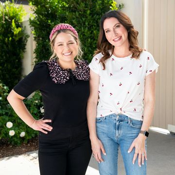 get organized with the home edit l to r joanna teplin, clea shearer in season 2 of get organized with the home edit cr kit karzennetflix © 2022