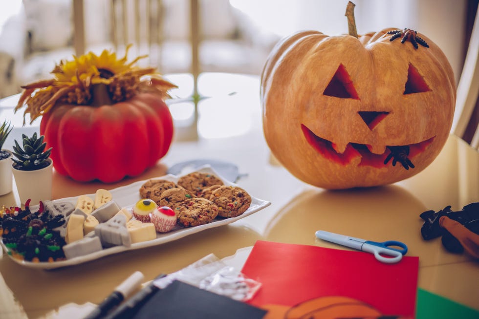 decorar mesa halloween con postres y dulces