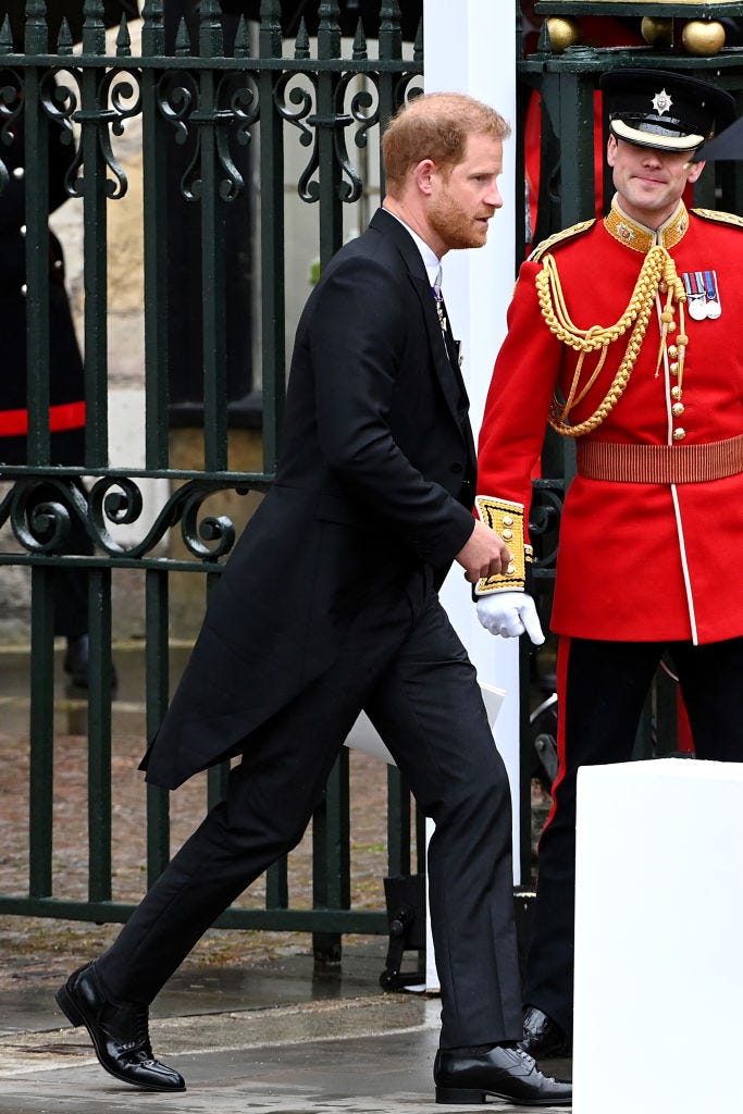 harry en la coronación de carlos iii como rey de inglaterra