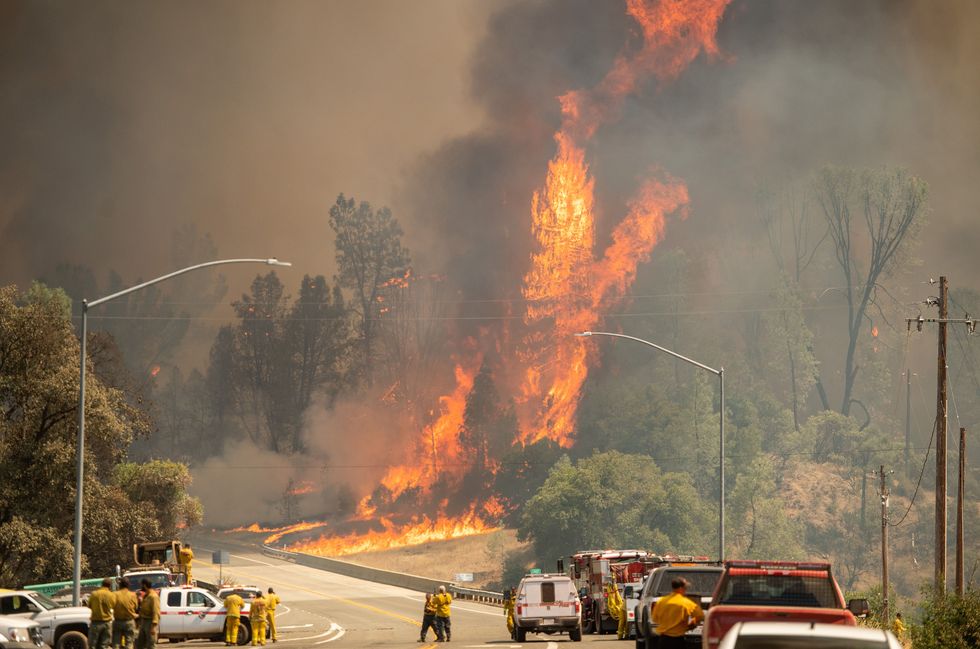 Wildfire, Fire, Smoke, Motor vehicle, Explosion, Event, Pollution, Emergency, Flame, Fire department, 