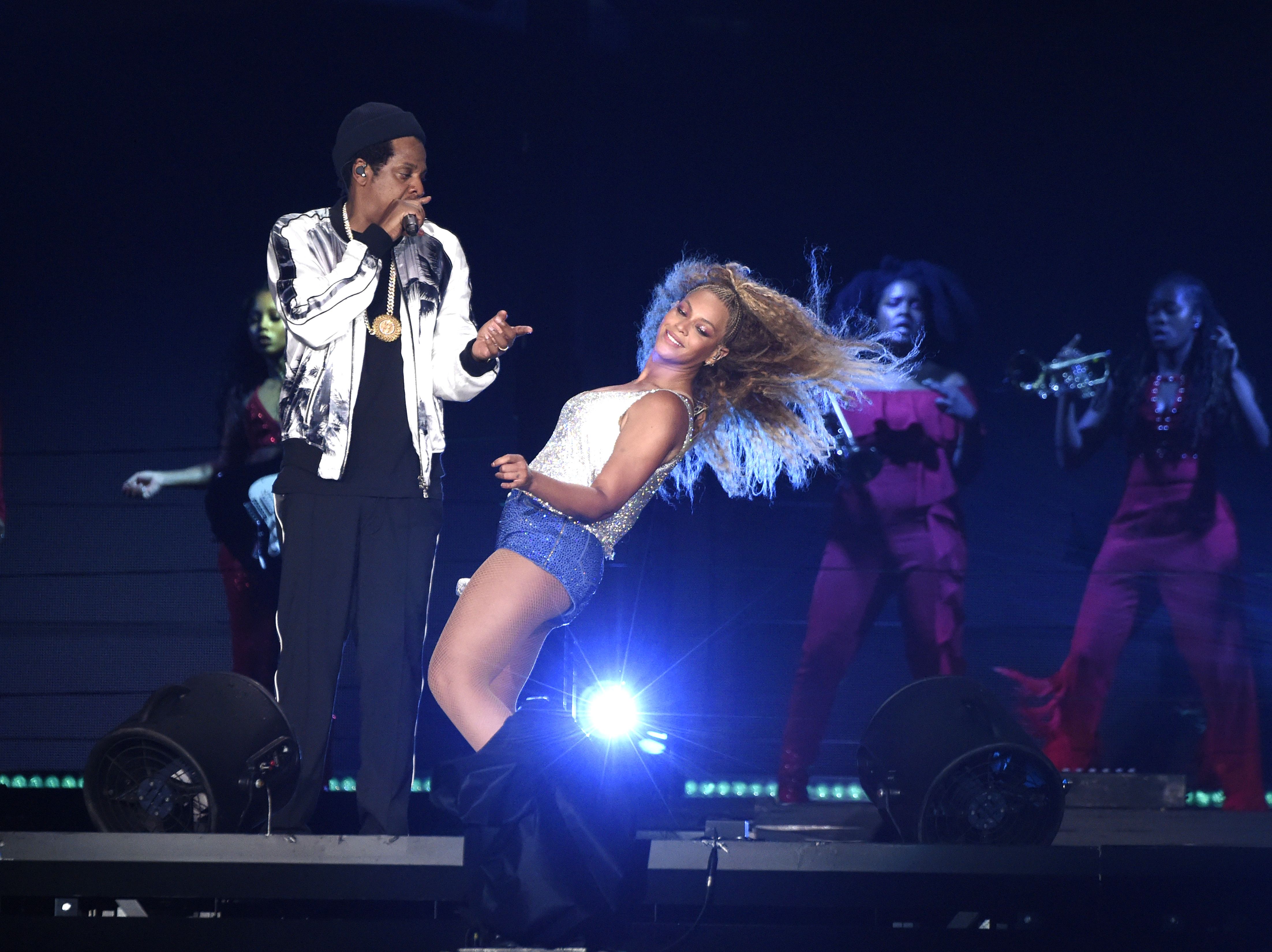 Beyoncé Rushed by a Crazed Fan at Her Concert - Beyoncé's Backup Dancers Tackle Fan