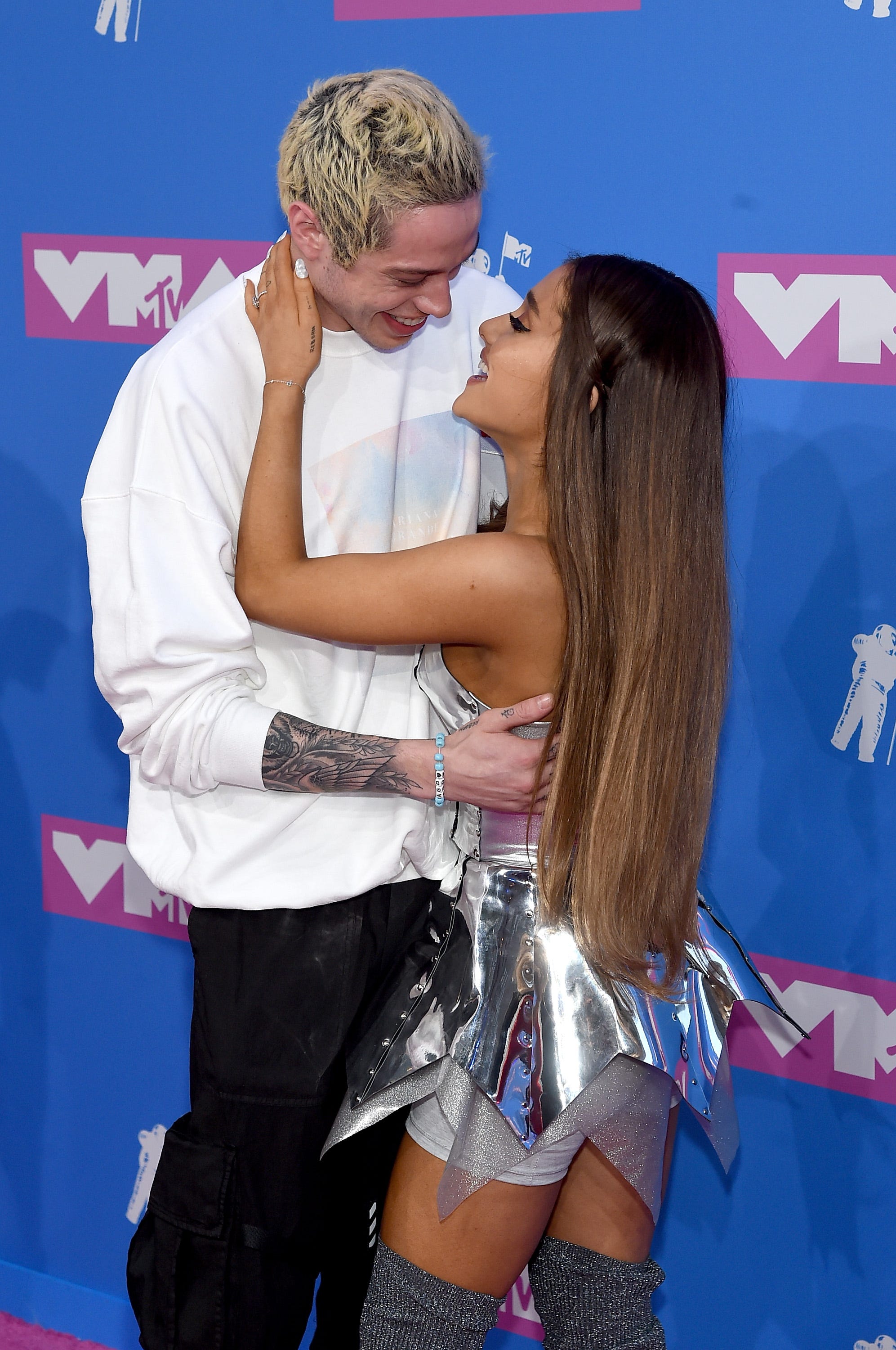 Ariana Grande da una gran pista sobre cuándo será su boda con Pete  Davidson- Ariana Grande anuncia cuando se casará con Pete Davidson