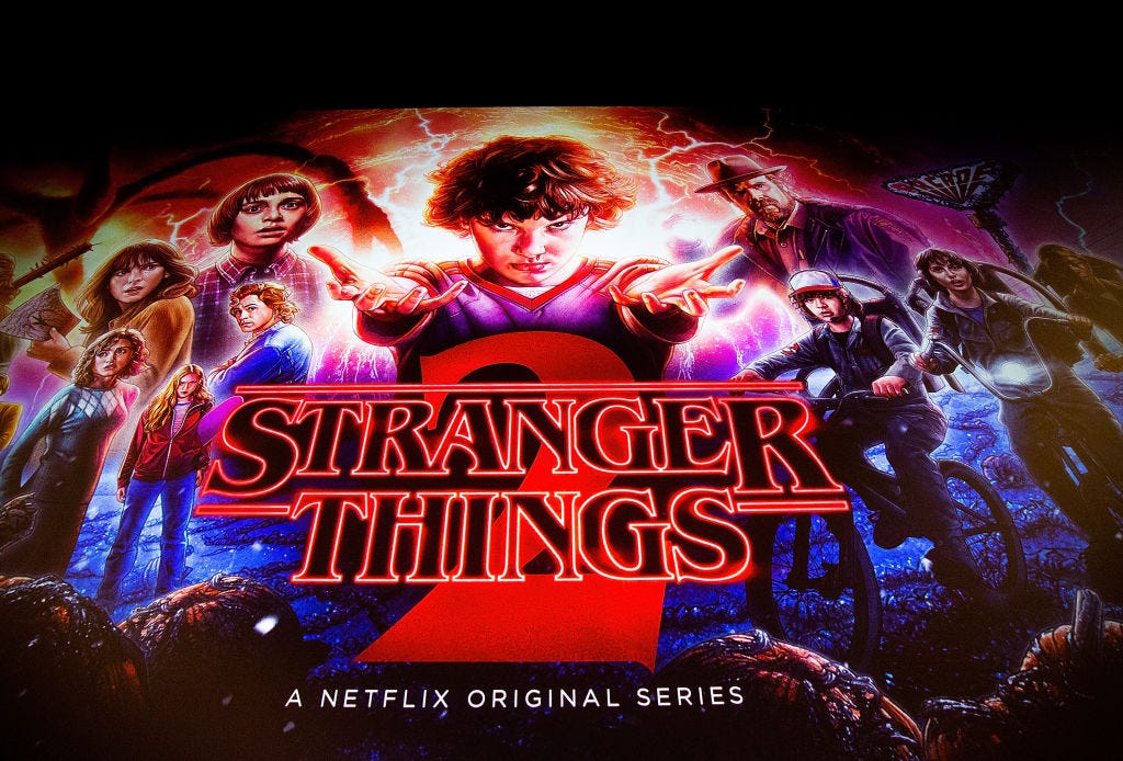 Suspicious Minds. Il primo romanzo ufficiale di Stranger Things.: libro di  Gwenda Bond