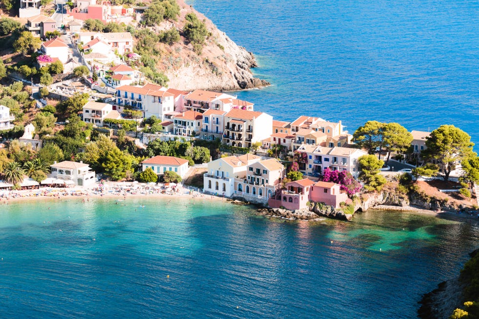 Υψηλή άποψη της ακτογραμμής και της πόλης της Άσσου, Κεφαλονιά, ελληνικά νησιά, Ελλάδα