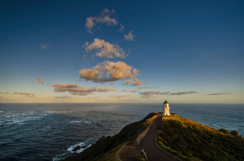 Cape Reinga NieuwZeelandGolven beuken er tegen de kliffen en op dit noordwestelijke uiteinde van het Auporischiereiland prijkt een vuurtoren Waar de Tasmanzee en de Grote Oceaan samenkomen ontmoeten volgens de Mori de mannelijke Te MoanaaRehuazee en de vrouwelijke TaioWhitireazee elkaar Bovendien beschouwen ze de plek op het Noordereiland als de plaats waar de zielen van overledenen de aarde verlaten en hun reis beginnen naar het hiernamaals