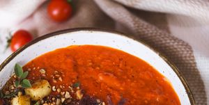 Soupe de Tomates, Poivron Rouge, Fromage Halloumi et épices Dukkah
