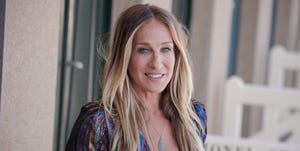 deauville, france   september 07  sarah jessica parker poses during the unveiling of his dedicated beach locker room on the promenade des planches during the 44th deauville us film festival  on september 7, 2018 in deauville, france  photo by francois g durandwireimage