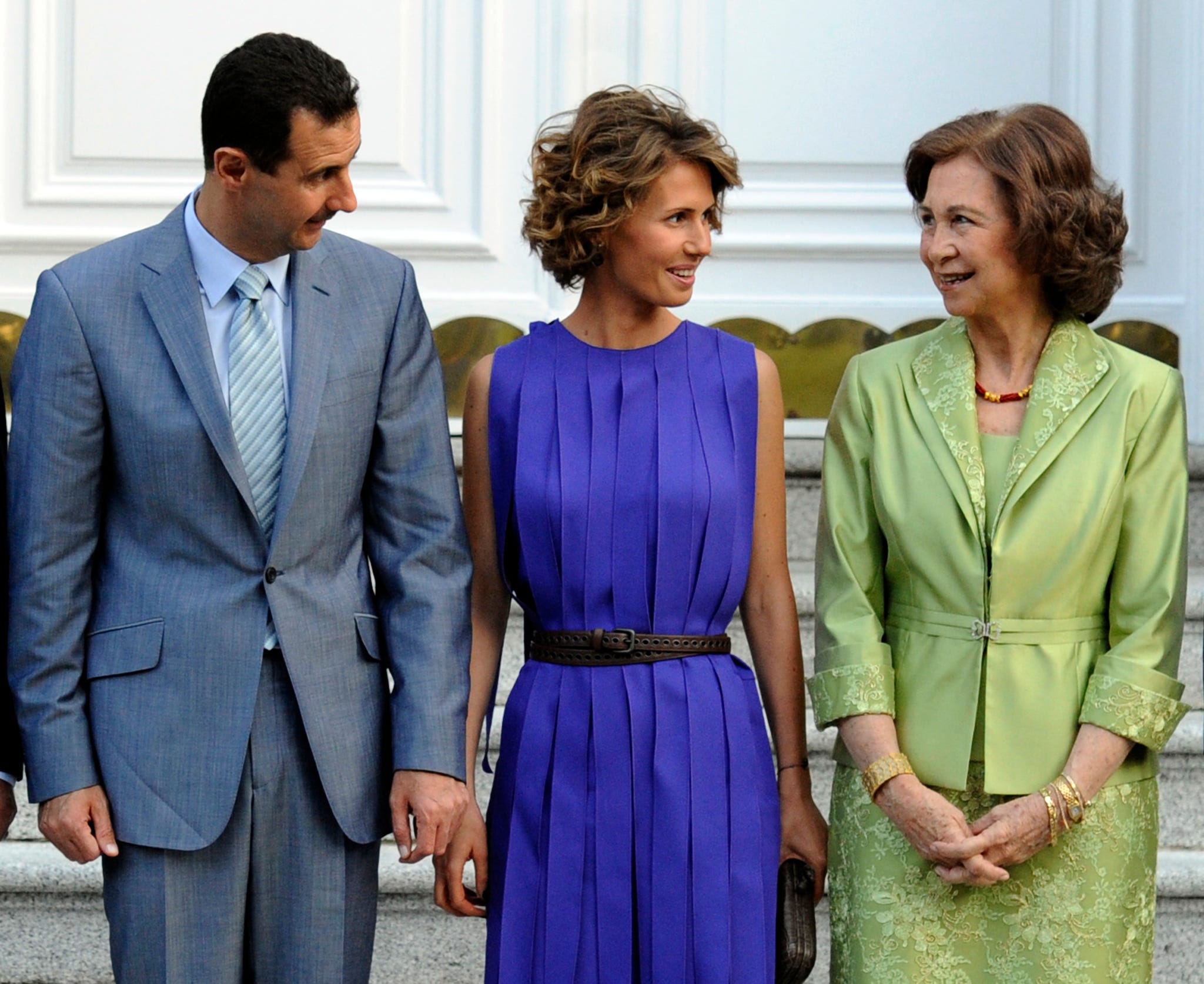 syrian president bashar al assad l and his wife asma c speak with spanish queen sofia before a dinner at zarzuela palace in madrid on july 4, 2010 al assad arrived in spain on july 4 for a two day official visit that follows a tour of latin america   afp photo  dominique faget photo credit should read dominique fagetafp via getty images