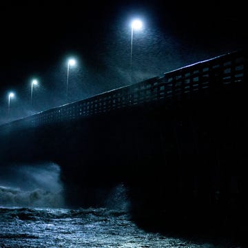 hurricane-categories Golven beuken op een pier op het moment dat orkaan Florence op 14 september 2018 aan land komt in Myrtle Beach in de Amerikaanse staat South Carolina Deze storm is een voorbeeld van waarom het gevaarlijk is om alleen te kijken naar de categorie van een orkaan Toen de orkaan de kust bereikte was het een storm van de eerste categorie maar het weersysteem ging gepaard met zeer ernstige overstromingen