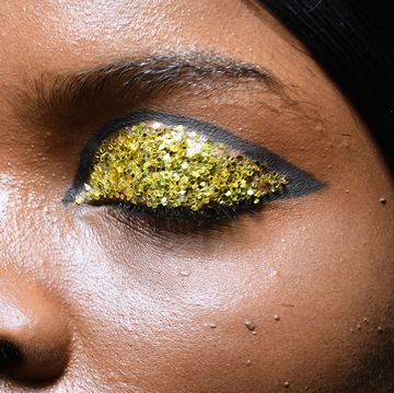 How to wear gold makeup