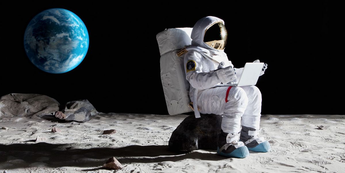 een lezende astronaut op de maan