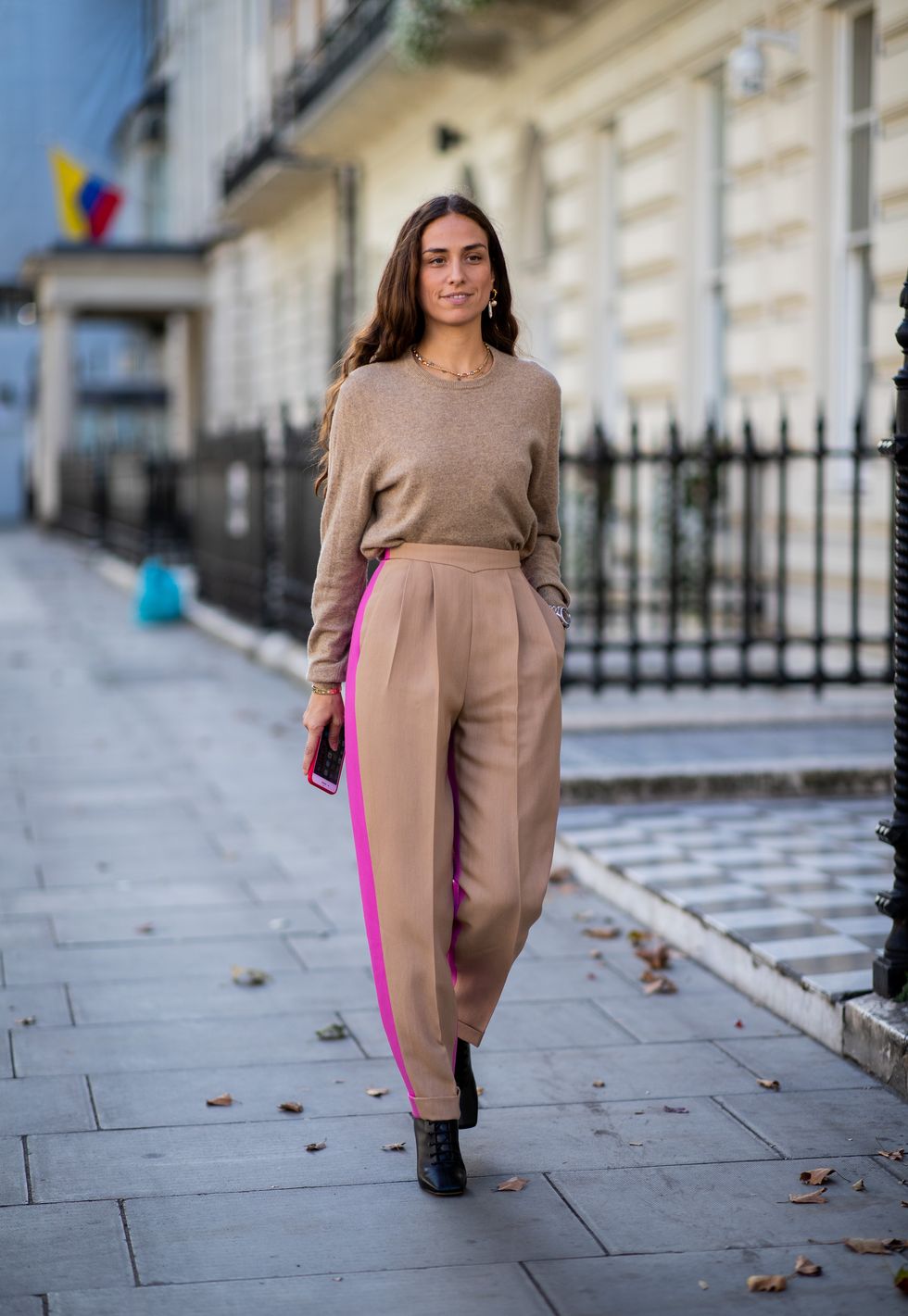 combinar pantalon camel raya rosa expertas moda