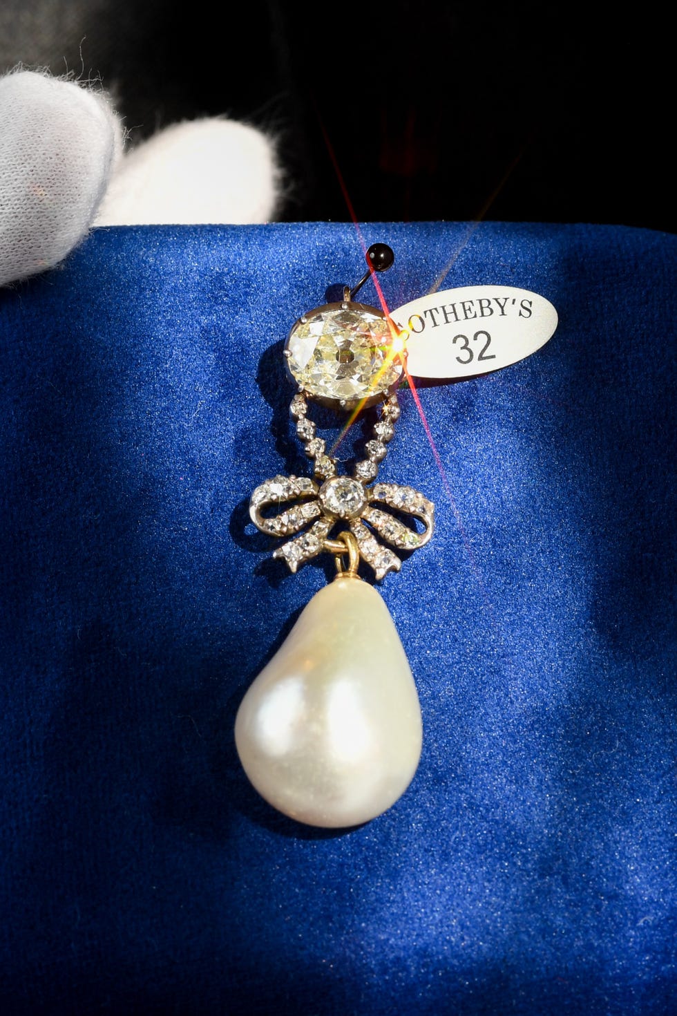 Heirs of Beheaded King Sell Marie Antoinette's Pearl Pendant