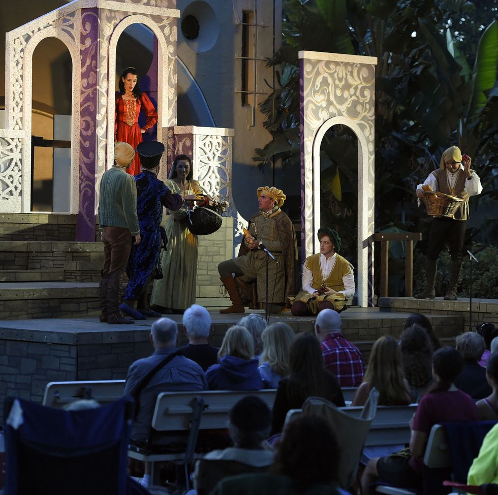 san pedro, ca   july 07 actors perform for a crowd of about 300 in a sunset performance of shakespeares taming of the shrew at point fermin park in san pedro on friday, july 7, 2017 shakespeare by the sea puts on outdoor performances throughout la and orange counties during the summerphoto by scott varleydigital first mediatorrance daily breeze via getty images