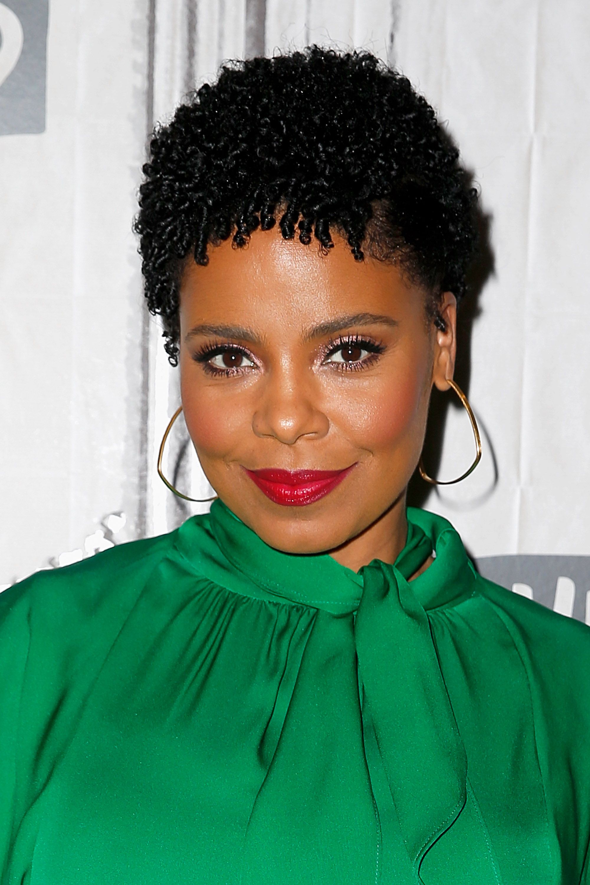 20 Natural Hairstyles to Wear at a Wedding
