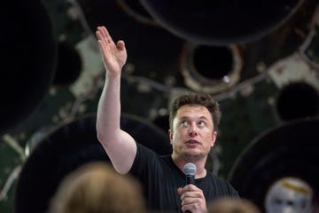 Elon Musk oprichter en CEO van SpaceX voert op 17 september 2018 het woord voor een Falcon 9raket tijdens de bekendmaking dat SpaceX de lancering zal doen van de missie van de Japanse miljardair Yusaku Maezawa om een rondje rond de maan te vliegen SpaceX is inmiddels ook als winnaar uit de bus gekomen van een aanbesteding van NASA om astronauten van het ruimteagentschap naar de maan te brengen als onderdeel van het Artemisprogramma