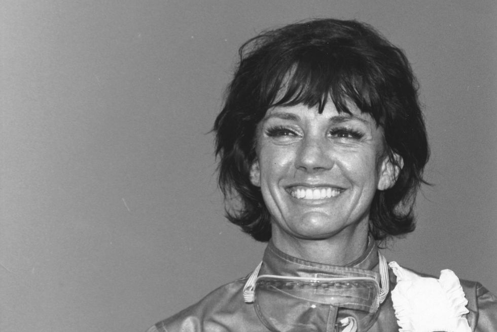 Paula Murphy'nin pek çok yarış arabasında inanılmaz bir kariyeri vardı, 1964'te bir studebaker avanti ile 161 mil hızla bonneville tuz düzlüklerinde kadınlar için bir kara hız rekoru kırdı ve bir yıl sonra bir walt arfons yaratımıyla geri dönerek 24344 mil sonra koştu. nhra komik arabaları ve jet motorlu dragster'larla yarıştı, aynı zamanda indianapolis motor yarış pistinde araba kullanan ilk kadındı, ancak getty görüntüleri aracılığıyla isc images arşivi tarafından indy 500 fotoğrafına hak kazanmayı hiç denemedi