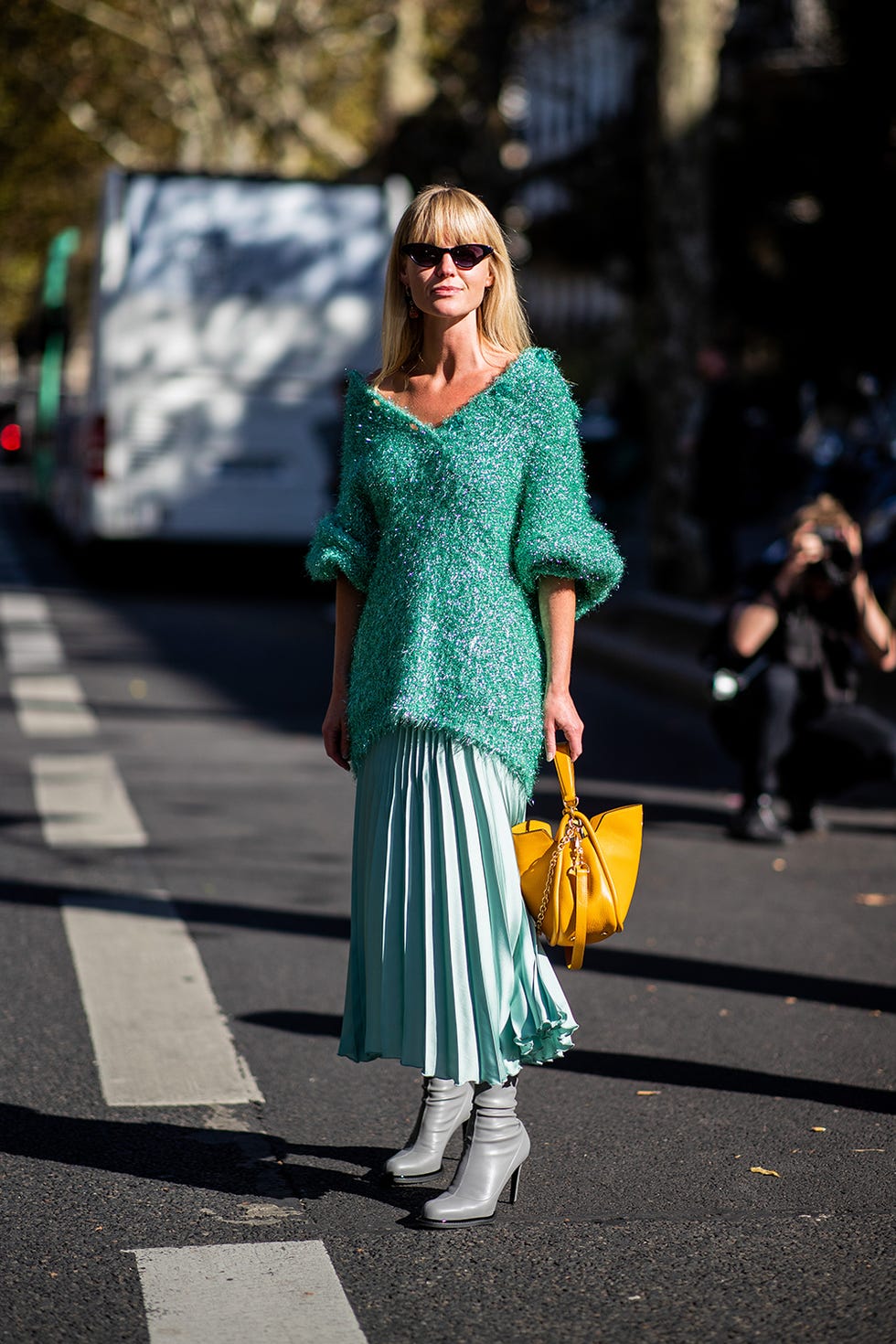 Ideas para combinar falda dorada. Lo Mejor de Street Style.  Cool street  fashion, Street style looks, Street style trends