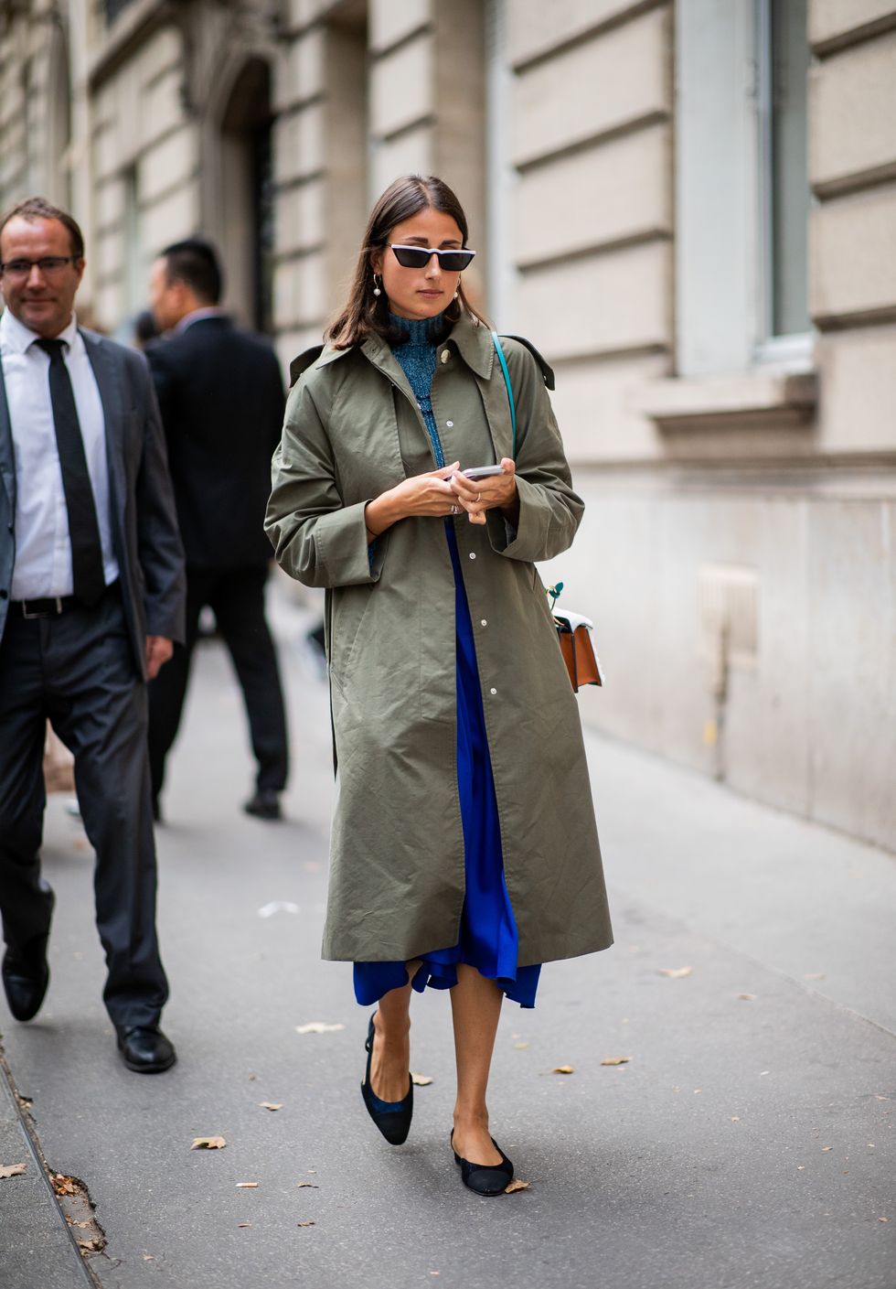 Street fashion, Trench coat, Clothing, Coat, Overcoat, Fashion, Snapshot, Outerwear, Standing, Human, 